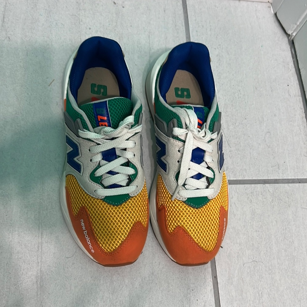 Sz: 5 New Balances